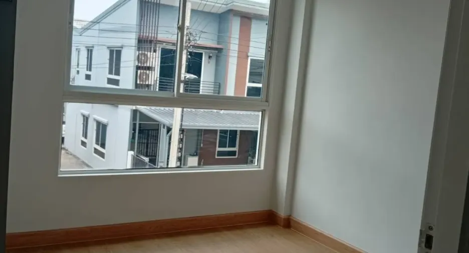 À vendre et à louer 3 chambres maison de ville à Bang Bua Thong, Nonthaburi