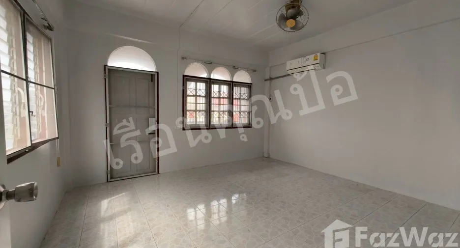 Casa adosada en venta de 2 habitaciones en Mueang Uthai Thani, Uthai Thani