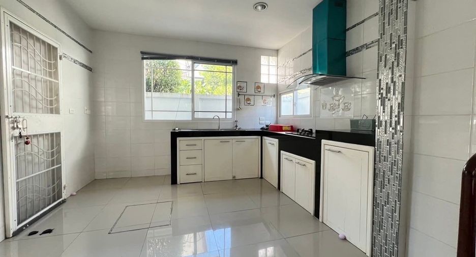 For rent 4 bedrooms house in Mueang Chiang Mai, Chiang Mai