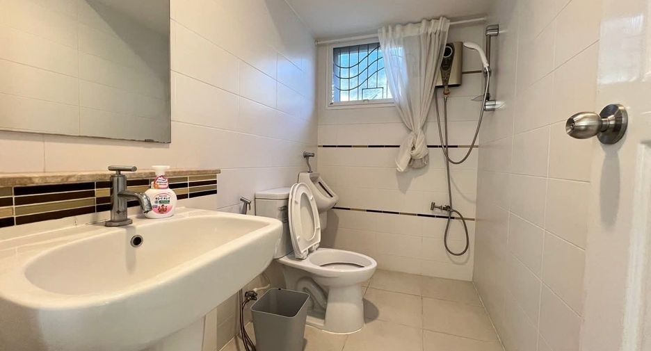 For rent 4 bedrooms house in Mueang Chiang Mai, Chiang Mai