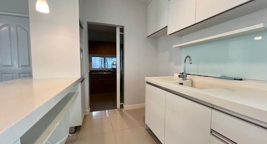 For rent 4 bedrooms house in Mueang Chiang Mai, Chiang Mai