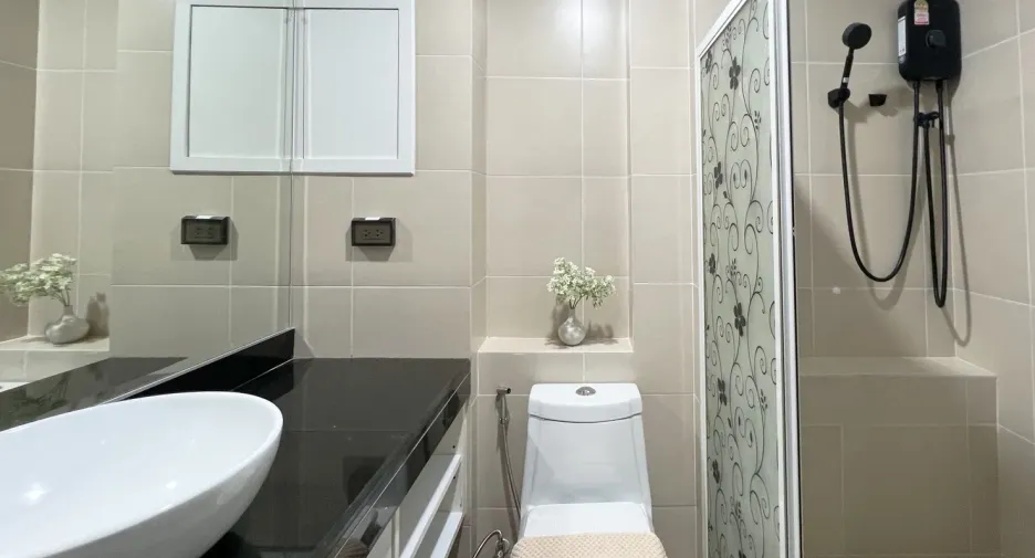 For sale 1 bed condo in Wang Thonglang, Bangkok