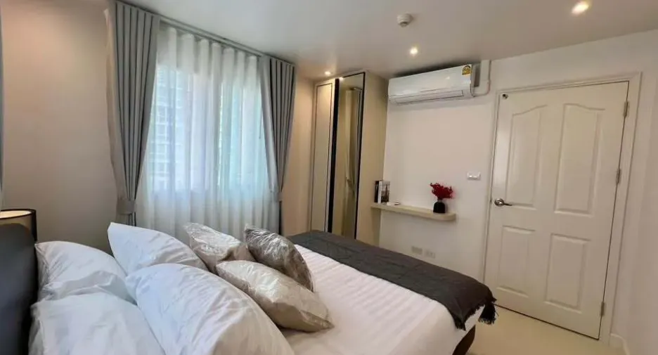 For rent 2 bedrooms condo in Yan Nawa, Bangkok