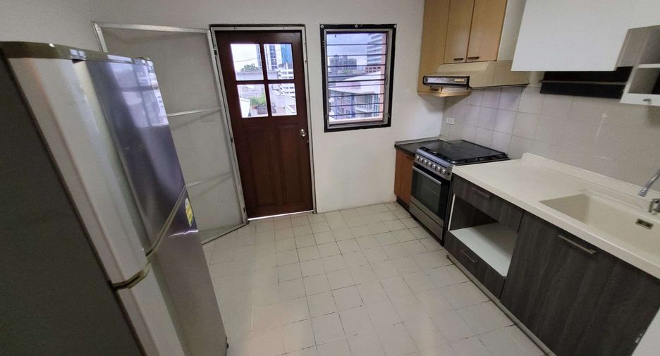 For rent 3 bedrooms condo in Watthana, Bangkok