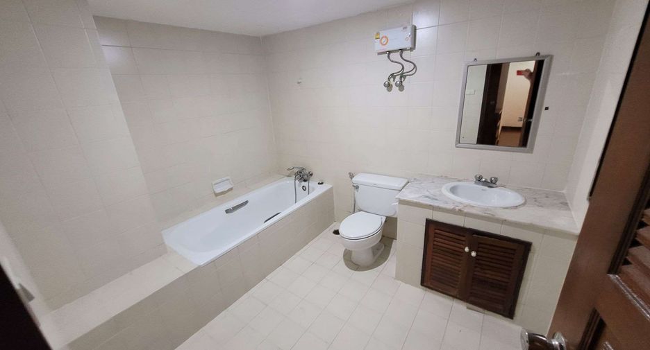 For rent 3 bedrooms condo in Watthana, Bangkok