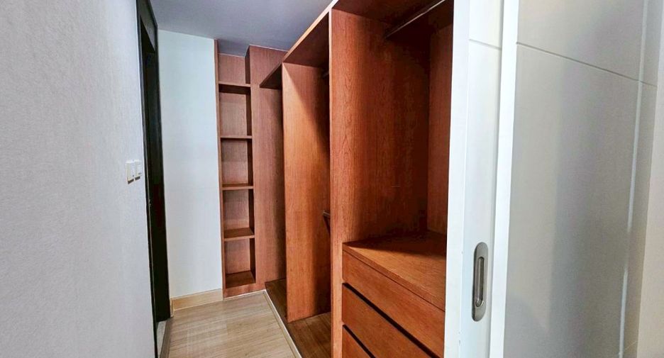 For rent 2 bedrooms condo in Pathum Wan, Bangkok