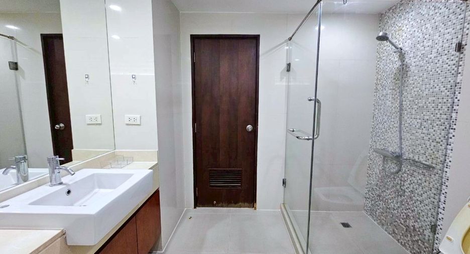 For rent 2 bedrooms condo in Pathum Wan, Bangkok
