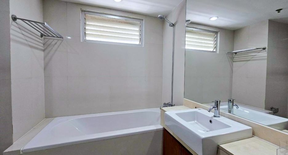 For rent 2 bedrooms condo in Pathum Wan, Bangkok