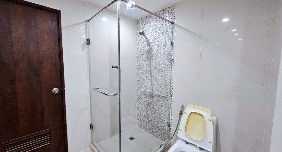 For rent 2 bedrooms condo in Pathum Wan, Bangkok