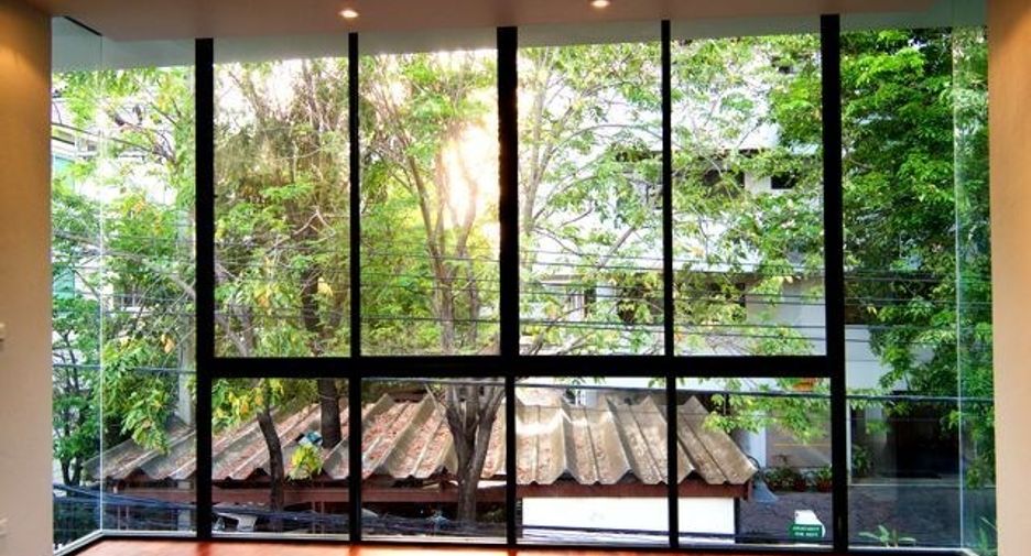 Haus zur Miete mit 4 Zimmer in Khlong Toei, Bangkok