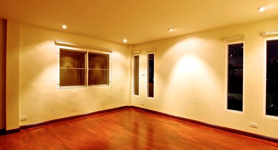 Haus zur Miete mit 4 Zimmer in Khlong Toei, Bangkok