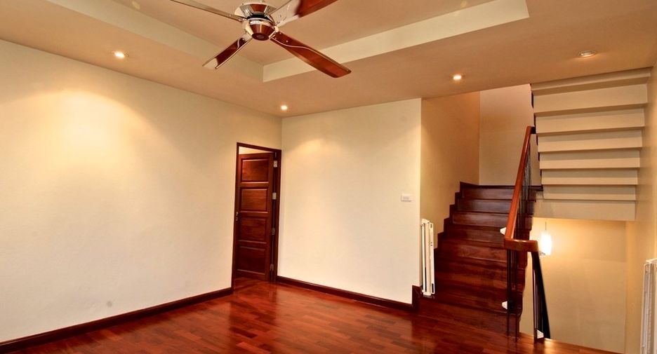 Haus zur Miete mit 4 Zimmer in Khlong Toei, Bangkok