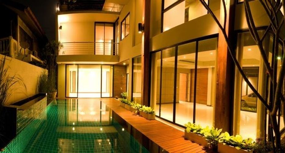 Haus zur Miete mit 4 Zimmer in Khlong Toei, Bangkok