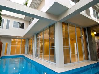 出租 4 卧室 独立屋 在 Khlong Toei, 曼谷