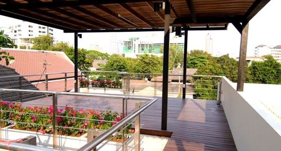 Haus zur Miete mit 4 Zimmer in Khlong Toei, Bangkok