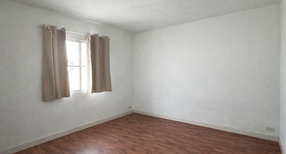 For sale 3 bedrooms townhouse in Min Buri, Bangkok