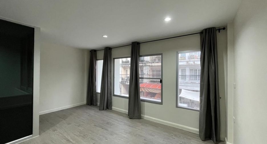 For rent 3 bedrooms townhouse in Bang Na, Bangkok