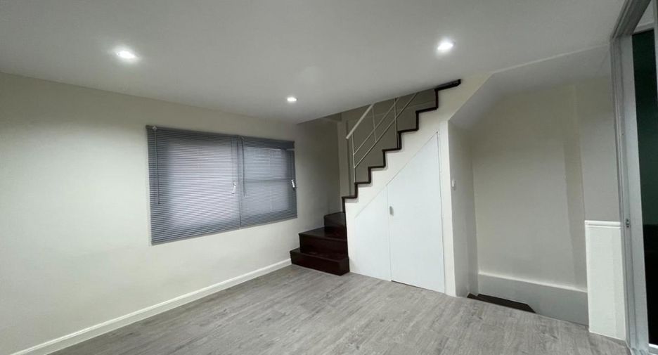 For rent 3 bedrooms townhouse in Bang Na, Bangkok