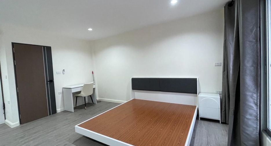 For rent 3 bedrooms townhouse in Bang Na, Bangkok