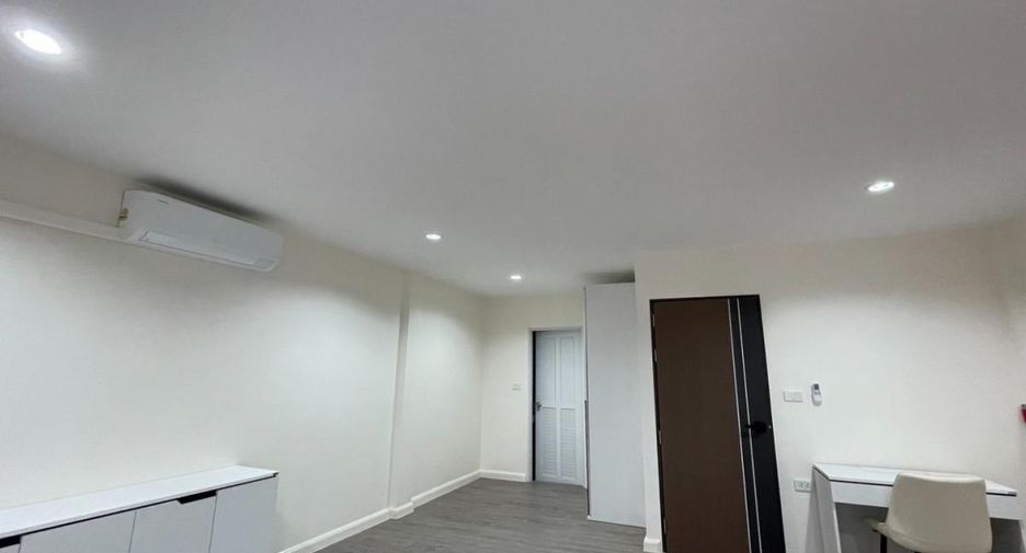 For rent 3 bedrooms townhouse in Bang Na, Bangkok