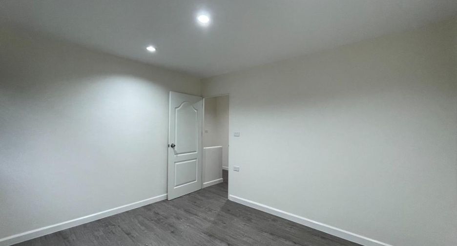 For rent 3 bedrooms townhouse in Bang Na, Bangkok