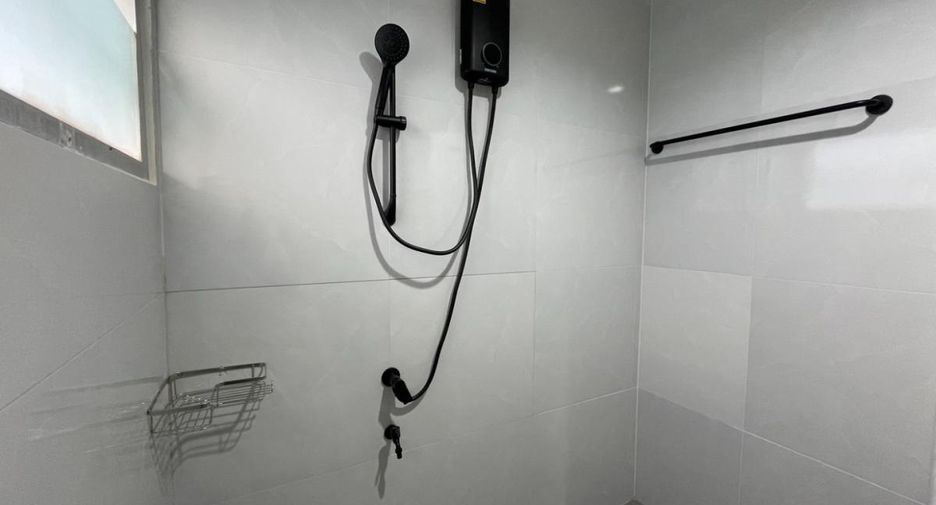 For rent 3 bedrooms townhouse in Bang Na, Bangkok