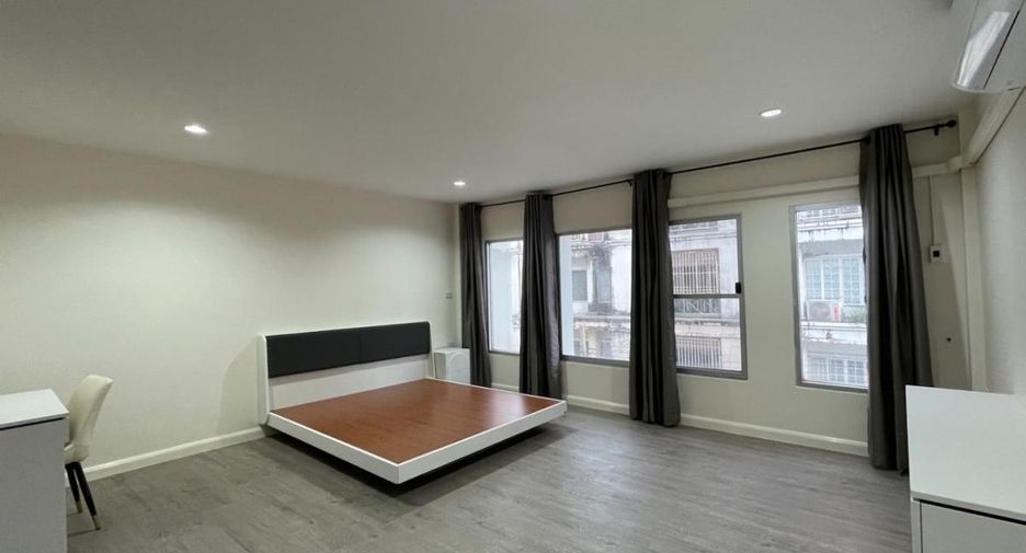 For rent 3 bedrooms townhouse in Bang Na, Bangkok
