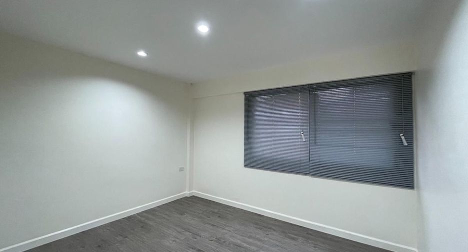 For rent 3 bedrooms townhouse in Bang Na, Bangkok