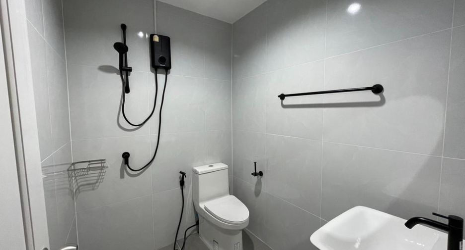 For rent 3 bedrooms townhouse in Bang Na, Bangkok