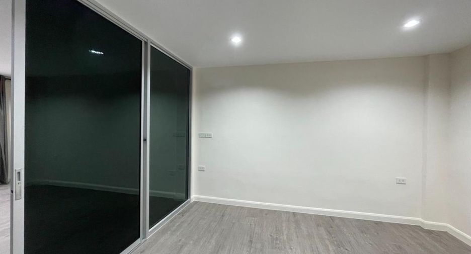 For rent 3 bedrooms townhouse in Bang Na, Bangkok