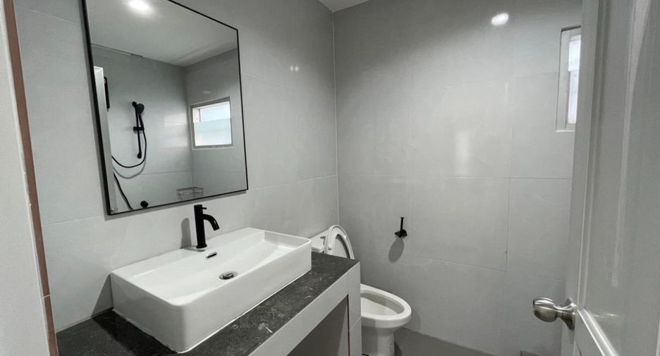 For rent 3 bedrooms townhouse in Bang Na, Bangkok