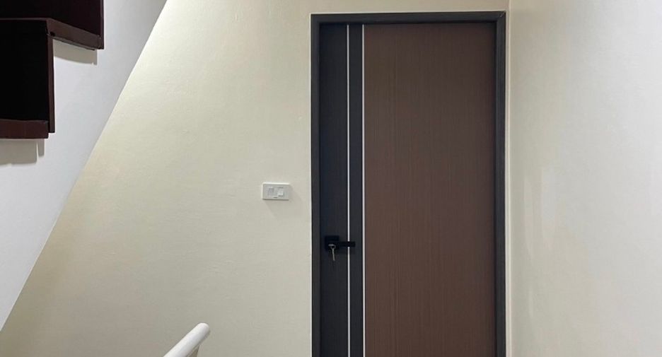 For rent 3 bedrooms townhouse in Bang Na, Bangkok