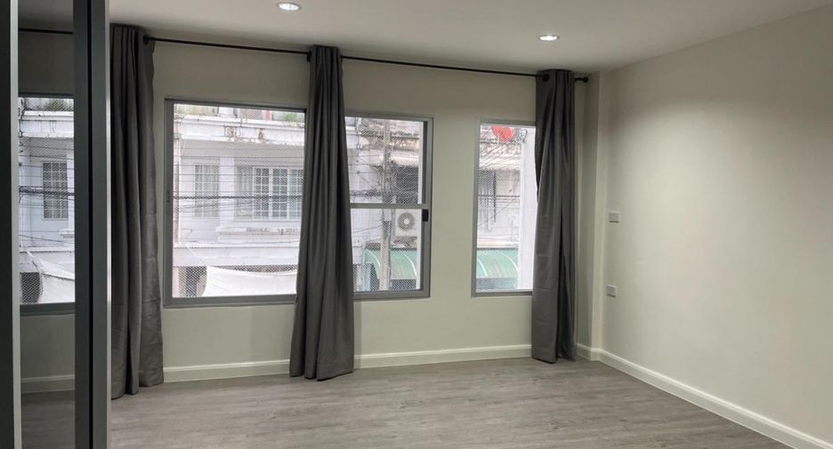 For rent 3 bedrooms townhouse in Bang Na, Bangkok