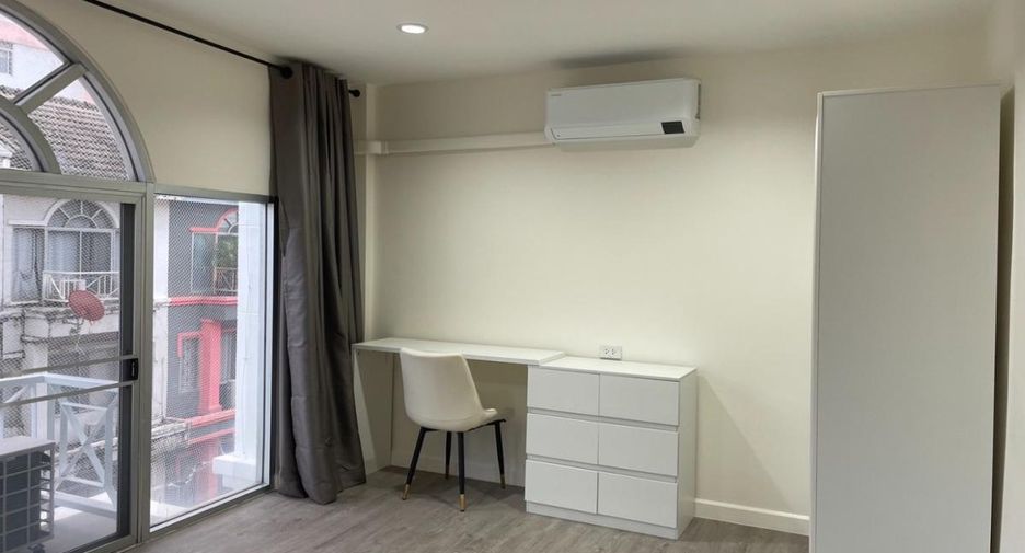 For rent 3 bedrooms townhouse in Bang Na, Bangkok