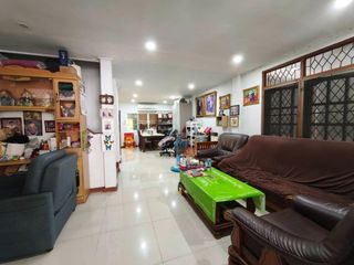 Local comercial en venta de 3 habitaciones en Huai Khwang, Bangkok