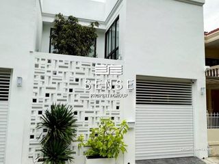 For sale 4 ベッドルーム townhouse in Khlong Toei, Bangkok