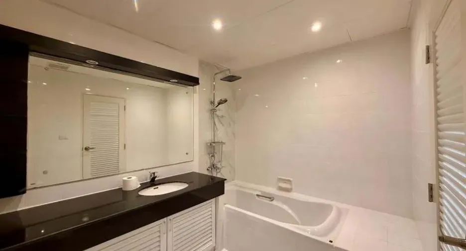 Condo en alquiler de 3 habitaciones en Watthana, Bangkok