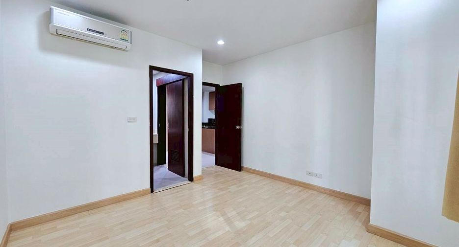 For rent 2 bedrooms condo in Pathum Wan, Bangkok