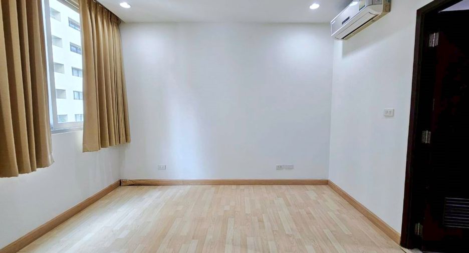 For rent 2 bedrooms condo in Pathum Wan, Bangkok