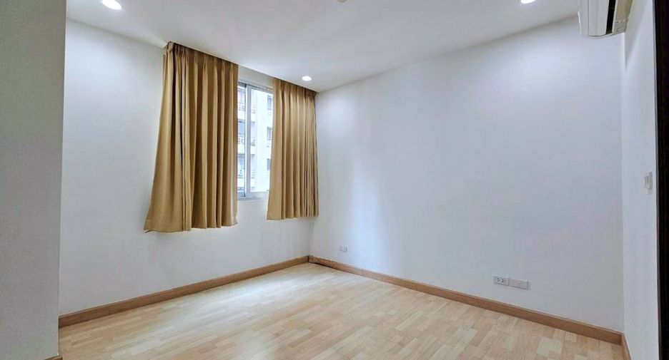 For rent 2 bedrooms condo in Pathum Wan, Bangkok