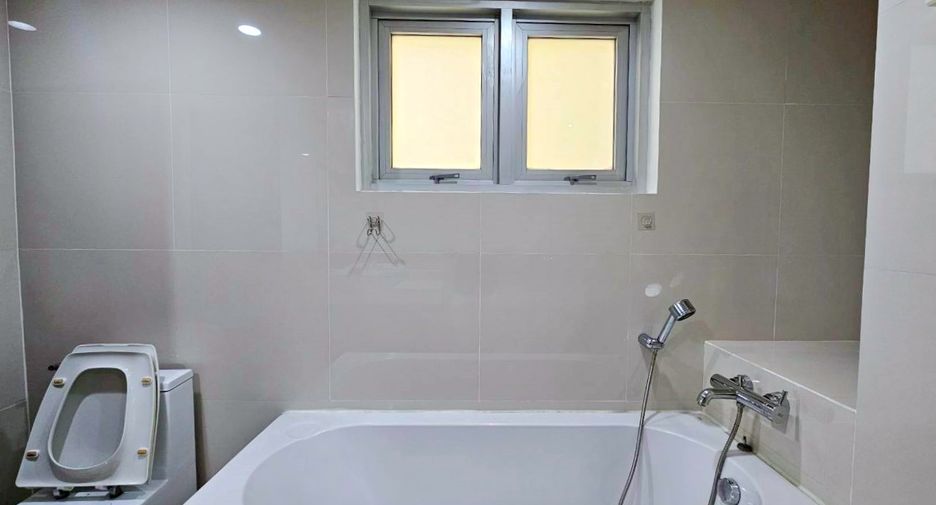 For rent 2 bedrooms condo in Pathum Wan, Bangkok