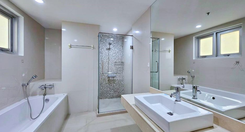 For rent 2 bedrooms condo in Pathum Wan, Bangkok