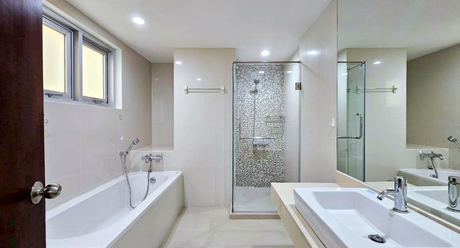 For rent 2 bedrooms condo in Pathum Wan, Bangkok