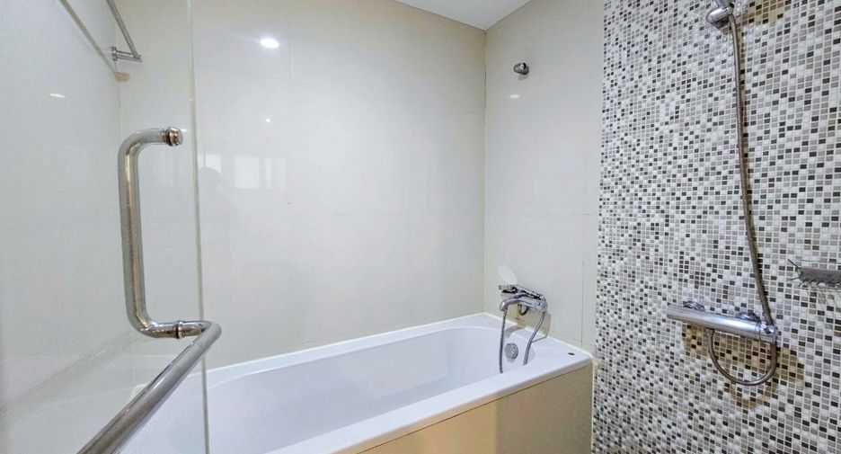For rent 2 bedrooms condo in Pathum Wan, Bangkok