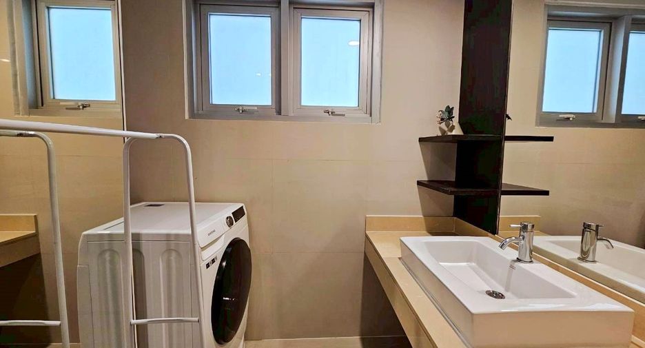 For rent 2 bedrooms condo in Pathum Wan, Bangkok