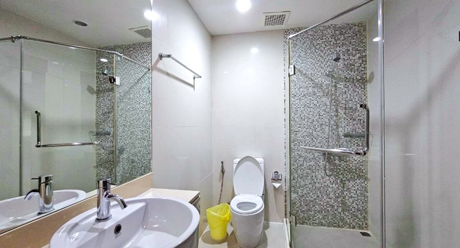 For rent 2 bedrooms condo in Pathum Wan, Bangkok
