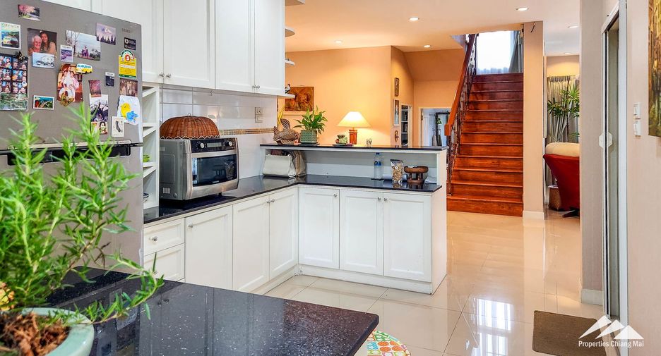 Casa en venta de 5 habitaciones en San Kamphaeng, Chiang Mai