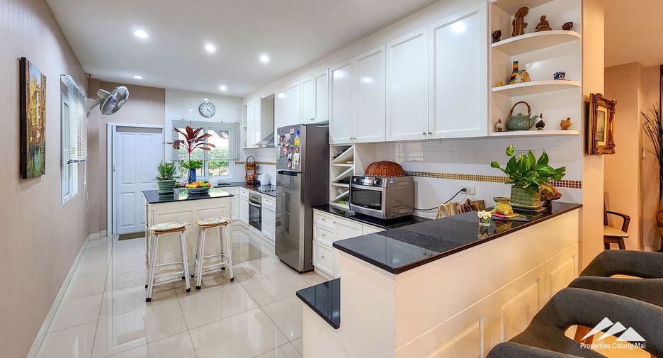 Casa en venta de 5 habitaciones en San Kamphaeng, Chiang Mai