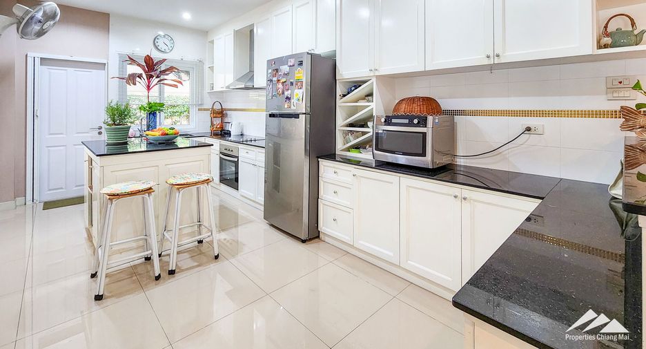 Casa en venta de 5 habitaciones en San Kamphaeng, Chiang Mai