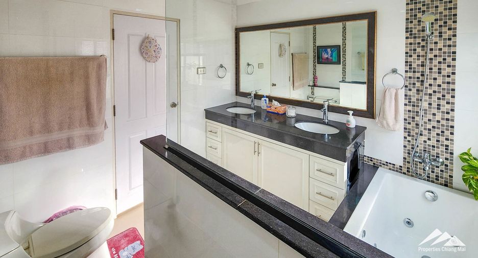 Casa en venta de 5 habitaciones en San Kamphaeng, Chiang Mai